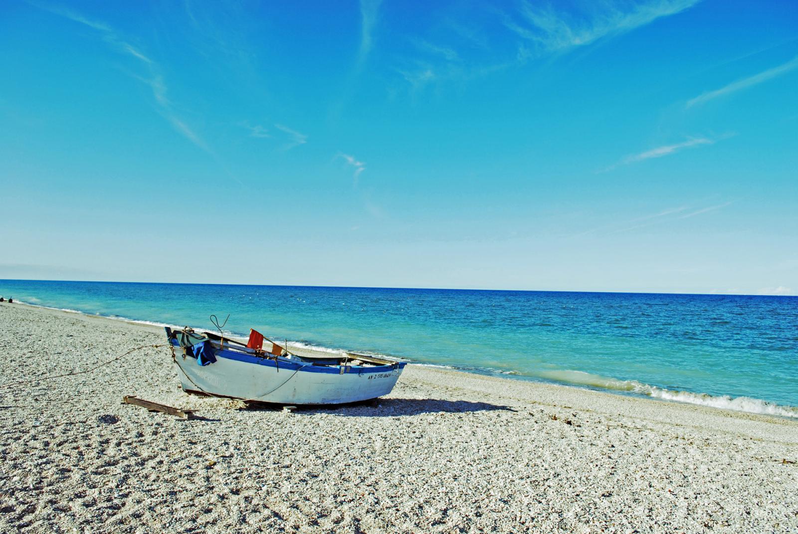 Een vissersboot op het strand van Senigallia Een vissersboot op het strand van Senigallia